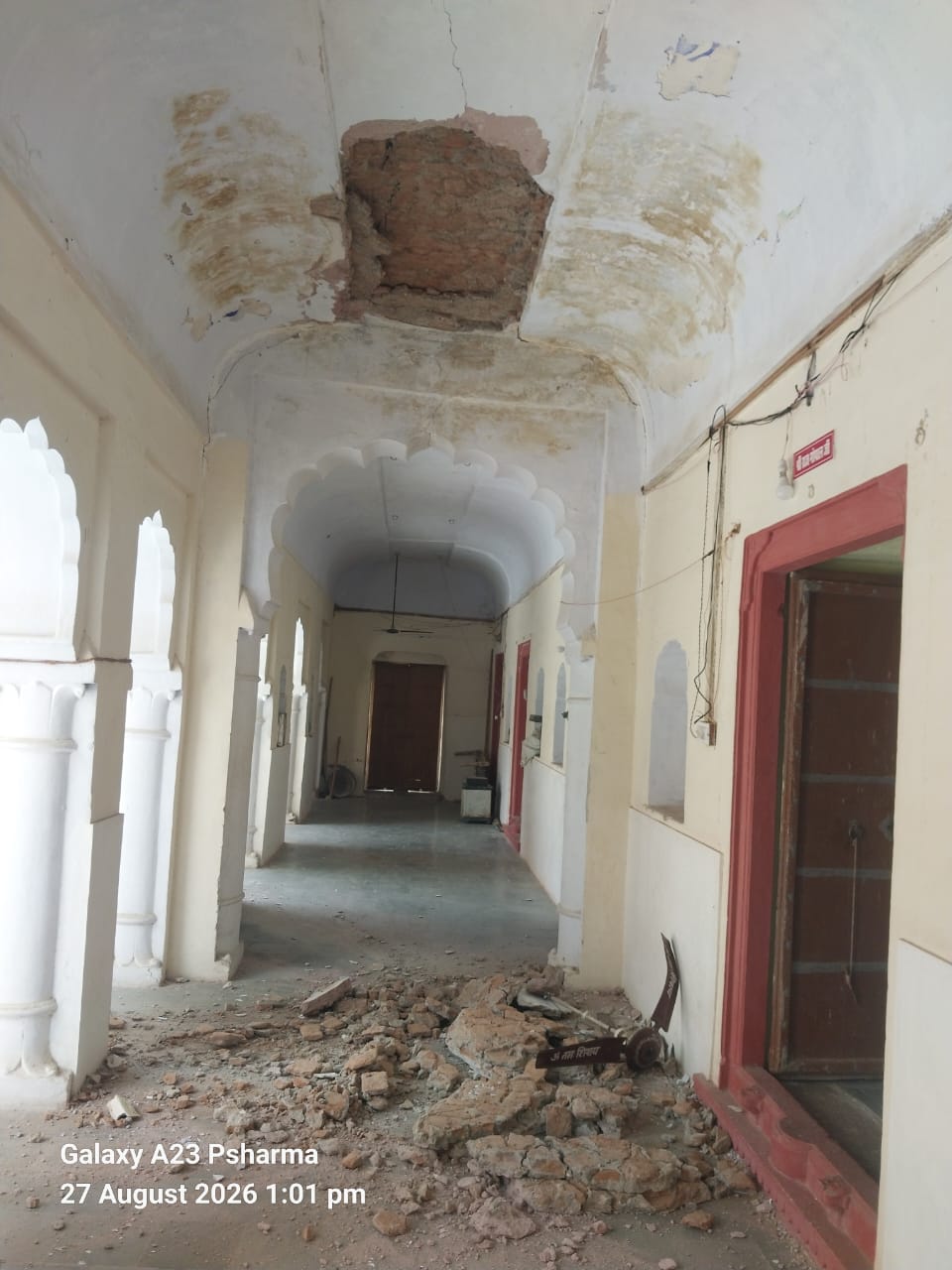 ऐतिहासिक राजगोपाल मंदिर की छत का प्लास्टर गिरा, पंखा भी टूटा, टला बड़ा हादसा