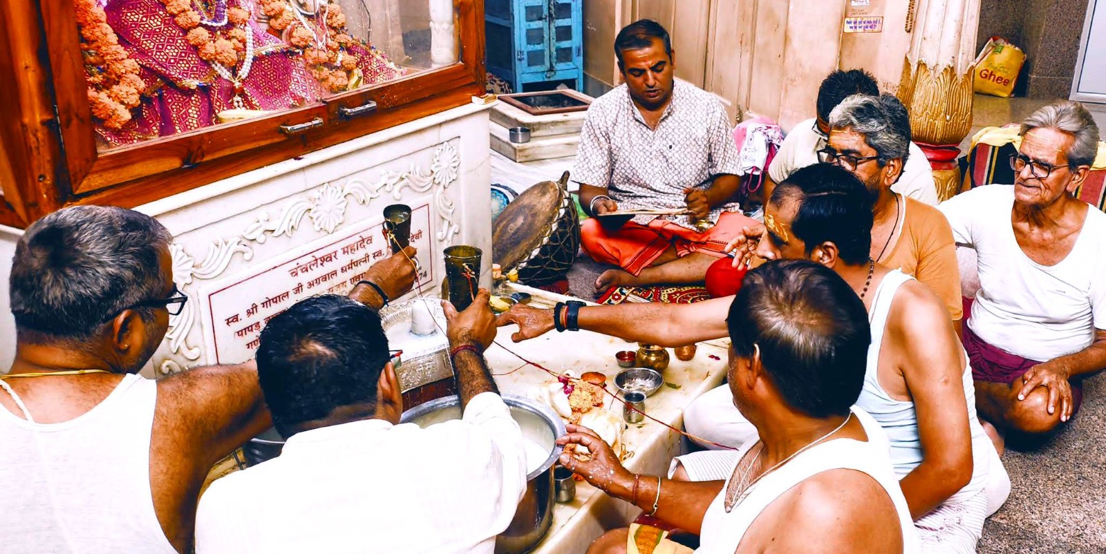 दूध-घी से चंचलेश्वर महादेव का रुद्राभिषेक, फूलों से किया मनमोहक श्रृंगार