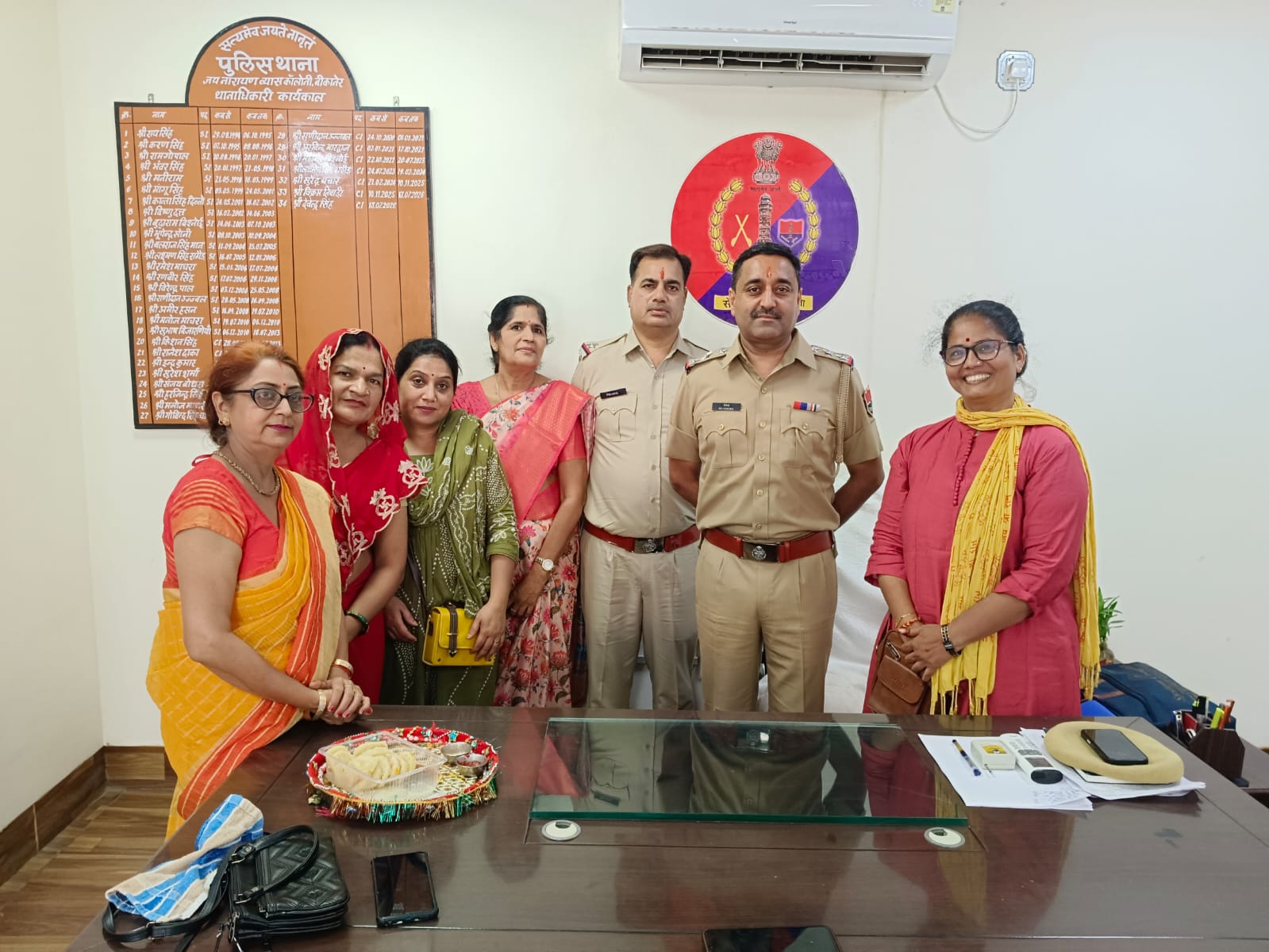 पुलिस और स्वास्थ्यकर्मियों की कलाई पर बांधा रक्षा सूत्र, सेवा और सुरक्षा के लिए जताया आभार