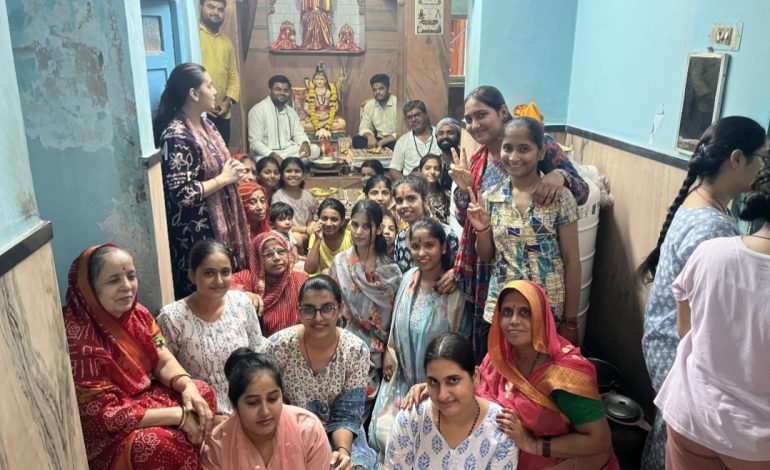 मोबाइल छोड़कर हाथों में उठाई मिट्टी, सवा लाख पार्थिव शिवलिंग निर्माण में जुटी युवा पीढ़ी