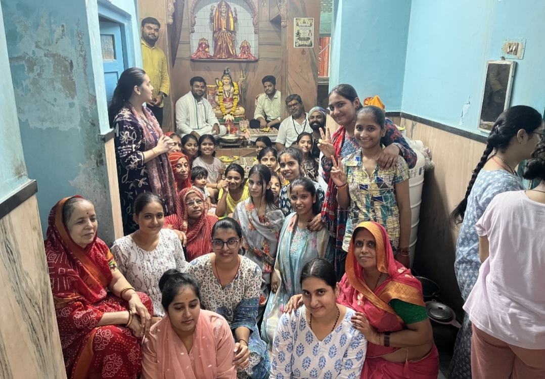 मोबाइल छोड़कर हाथों में उठाई मिट्टी, सवा लाख पार्थिव शिवलिंग निर्माण में जुटी युवा पीढ़ी