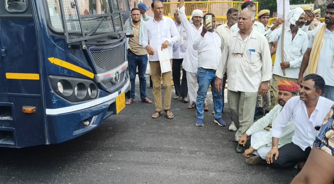 बीकानेर में किसान-मजदूरों का ‘जेल भरो’ आंदोलन, पुलिस की गाड़ी के आगे बैठे प्रदर्शनकारी