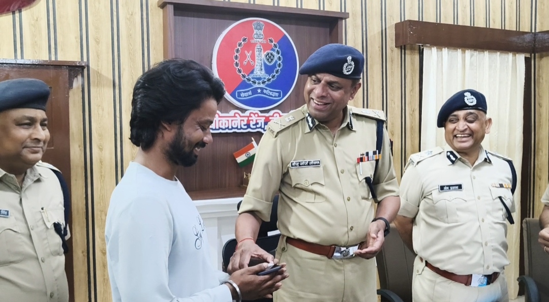 गुम हुए 200 मोबाइल मिले तो खिले चेहरे, बीकानेर रेंज पुलिस ने 50 लाख के मोबाइल लौटाए