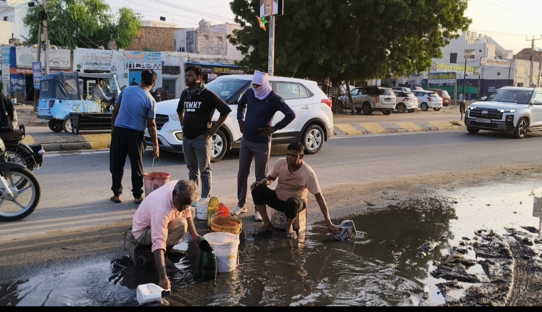 विकास के दावों के बीच बीकानेर की तस्वीर: CM के काफिले के लिए हाथ से हटाया गया सड़क का पानी