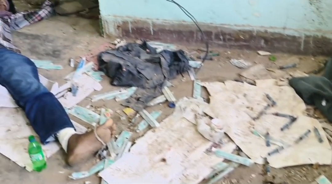 खंडहर क्वार्टर में मिली युवक की लाश, इलाके में हड़कंप मचा