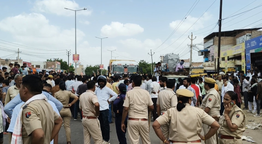 डंपर ने बाइक सवार को 100 मीटर तक घसीटा, मौके पर हुई मौत, हाईवे पर जाम लगा