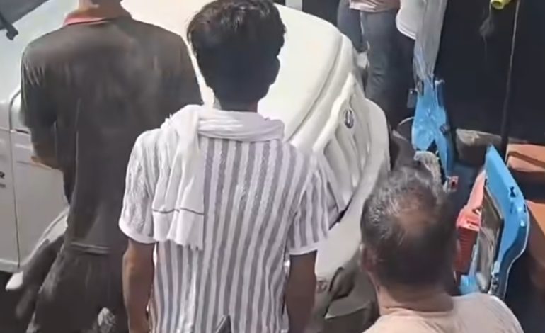 चूंगी चौकी चौराहे पर हादसों का दिन: पहले डंपर की टक्कर से बाइक सवार की मौत, फिर बोलेरो ने टैक्सी-ट्रैक्टर को मारी टक्कर