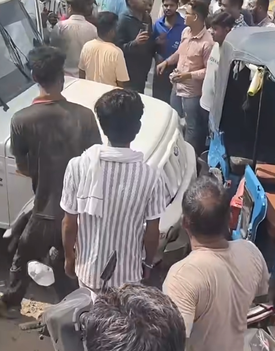 चूंगी चौकी चौराहे पर हादसों का दिन: पहले डंपर की टक्कर से बाइक सवार की मौत, फिर बोलेरो ने टैक्सी-ट्रैक्टर को मारी टक्कर