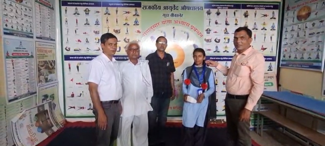 अब गांव स्तर पर स्वास्थ्य की निगरानी होगी मजबूत, आरोग्य मित्र-सखी को सौंपी BP मशीन