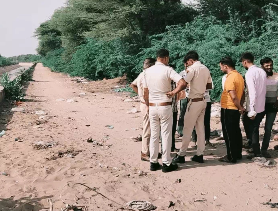 कंवरसेन लिफ्ट नहर किनारे मिला मजदूर का सामान, गिरने की आशंका, गोताखोरों ने शुरू की तलाश