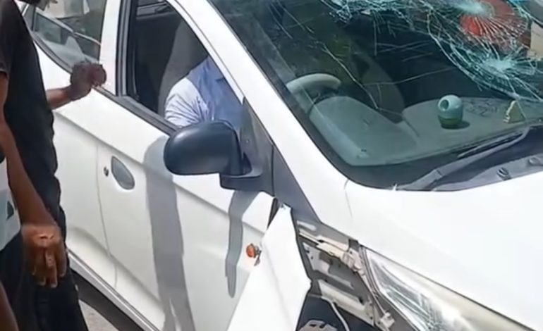 थाने के सामने कार-बाइक की जोरदार भिड़ंत, डिवाइडर में जा घुसी कार