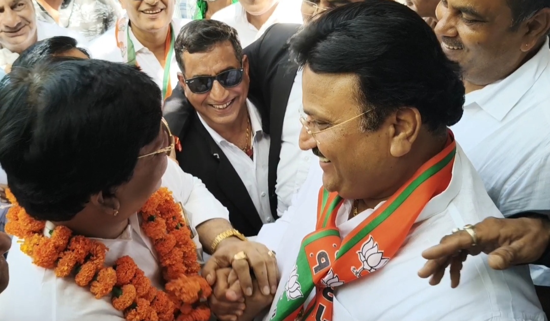 नामांकन के दौरान गले मिले प्रतिद्वंद्वी अनिल कल्ला और दीपक पारीक, बोले—हम तो पड़ोसी हैं, मनभेद नहीं