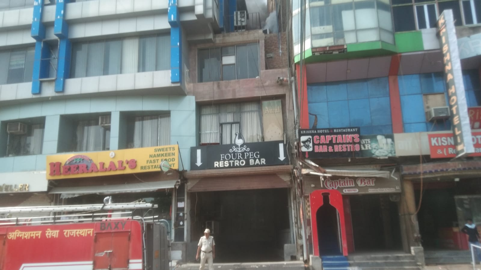 हीरालाल मॉल के पीछे धधकी आग, पांच दमकलों ने पाया काबू, टला बड़ा हादसा