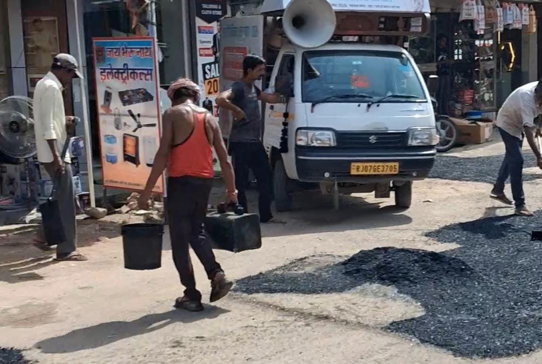 सीएम के रोड शो से एक घंटे पहले तक सड़कों की मरम्मत, गड्ढों पर हुआ पैचवर्क