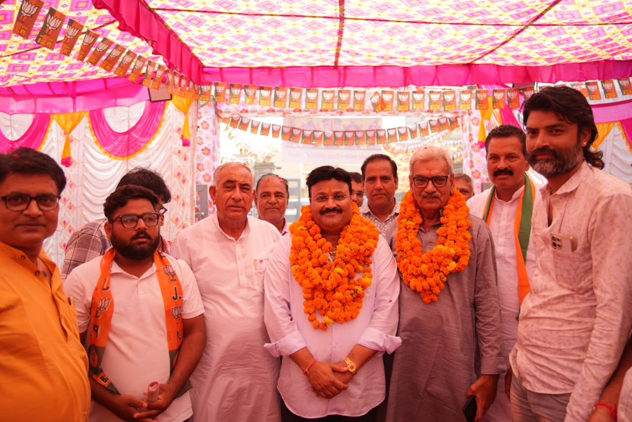 वार्ड 73 में भाजपा का सघन जनसंपर्क, रामगोपाल सुथार और रामेश्वर पारीक ने दीपक पारीक के लिए मांगे वोट