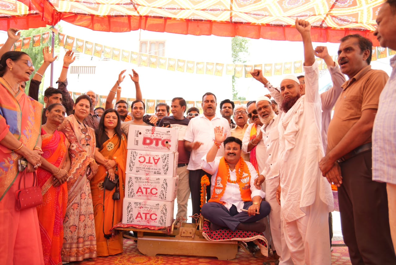 गुड़ से तौले गए भाजपा प्रत्याशी दीपक पारीक, वार्डवासियों ने जताया समर्थन