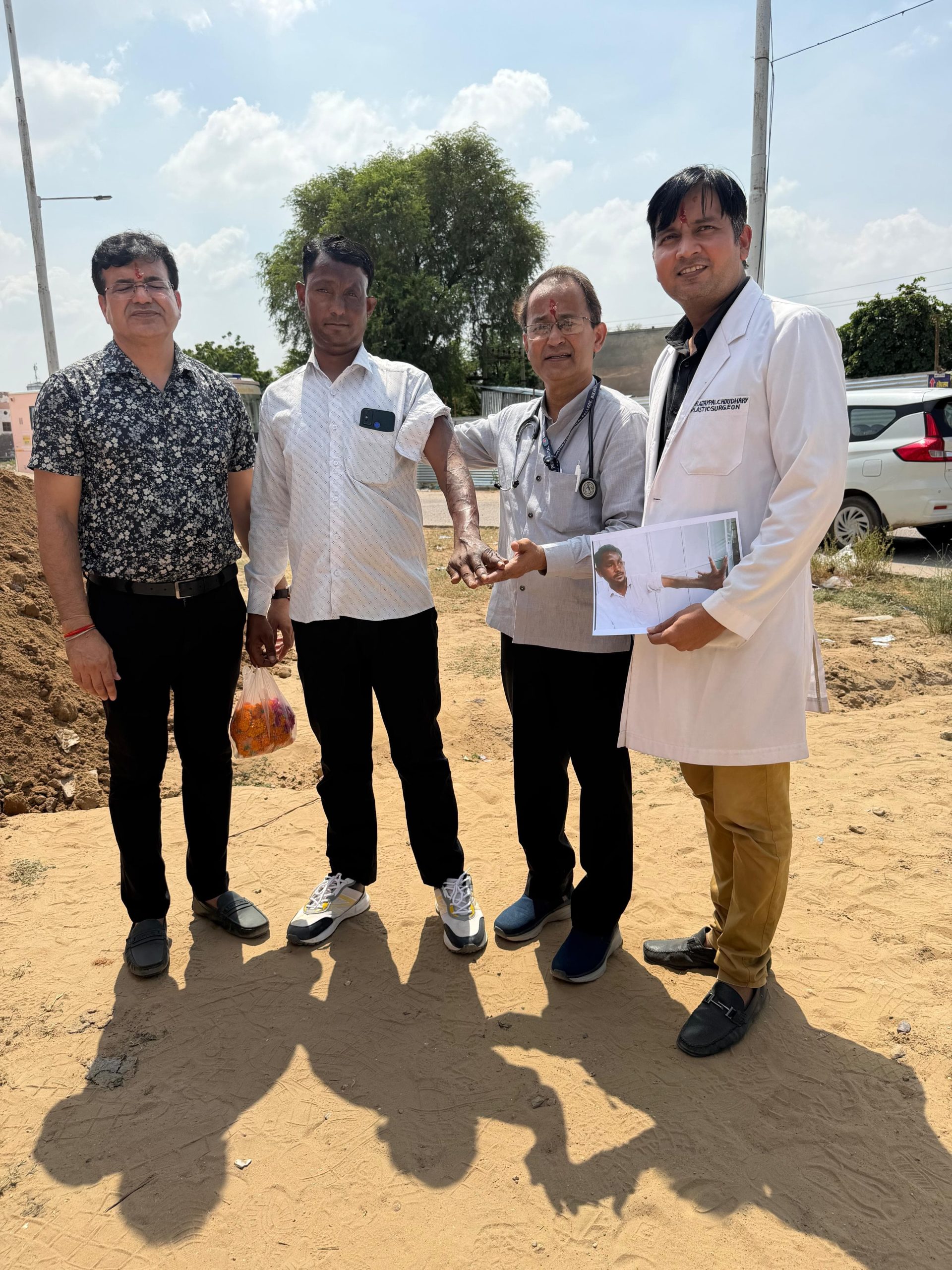 37 साल से बेकार था हाथ, एक सर्जरी ने लौटाई बाबूलाल की रोजी-रोटी