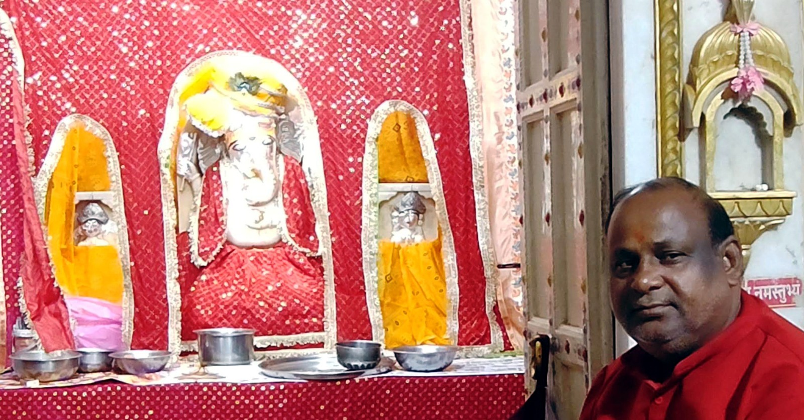 चांदी के वर्क, फूलों और केसर से सजे गढ़ गणेश, दर्शन के लिए उमड़े श्रद्धालु