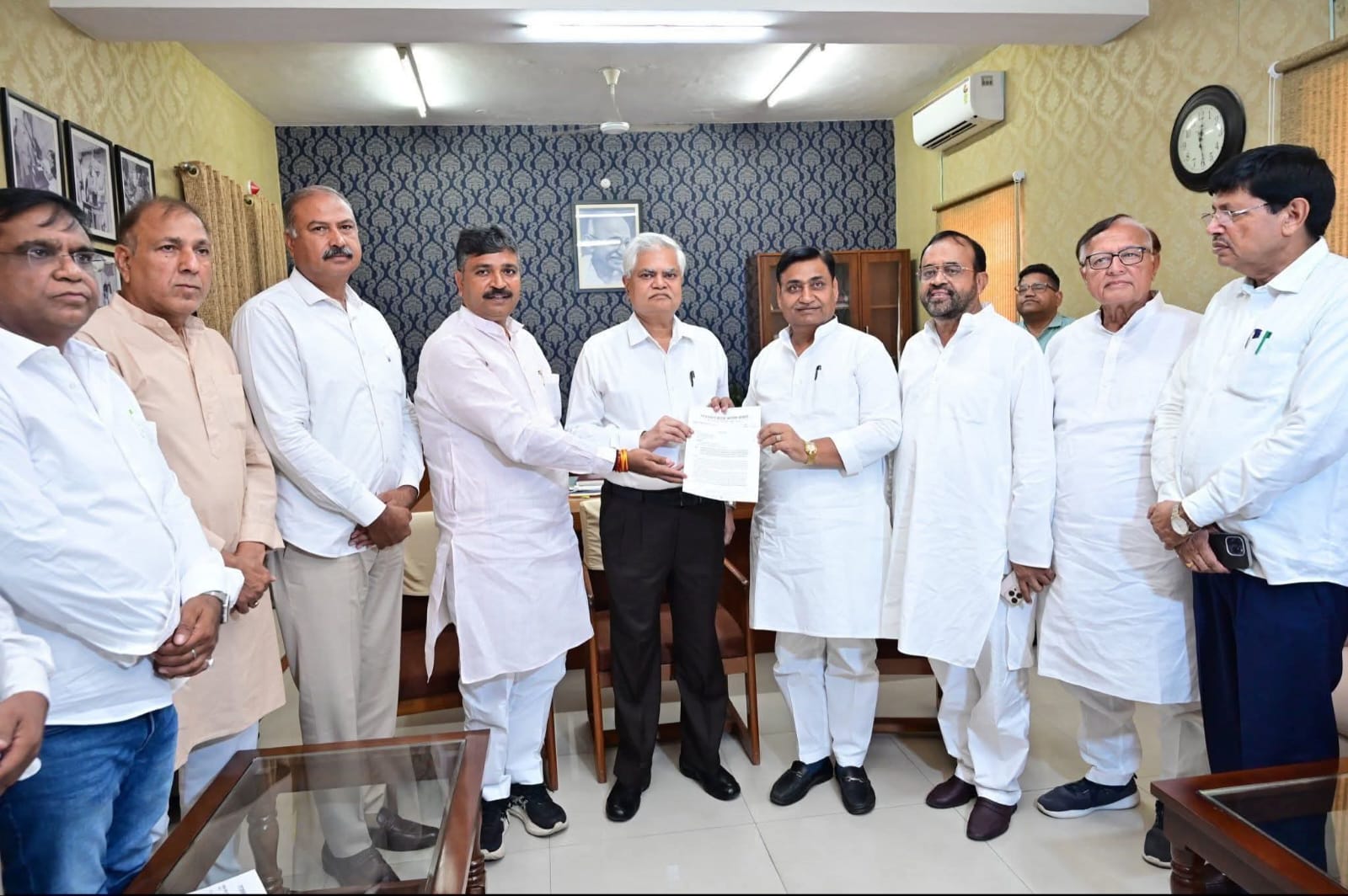 कांग्रेस प्रतिनिधिमंडल ने निर्वाचन आयुक्त को सौंपा ज्ञापन, मतदाता सूचियों और चुनाव प्रक्रिया को लेकर उठाए सवाल