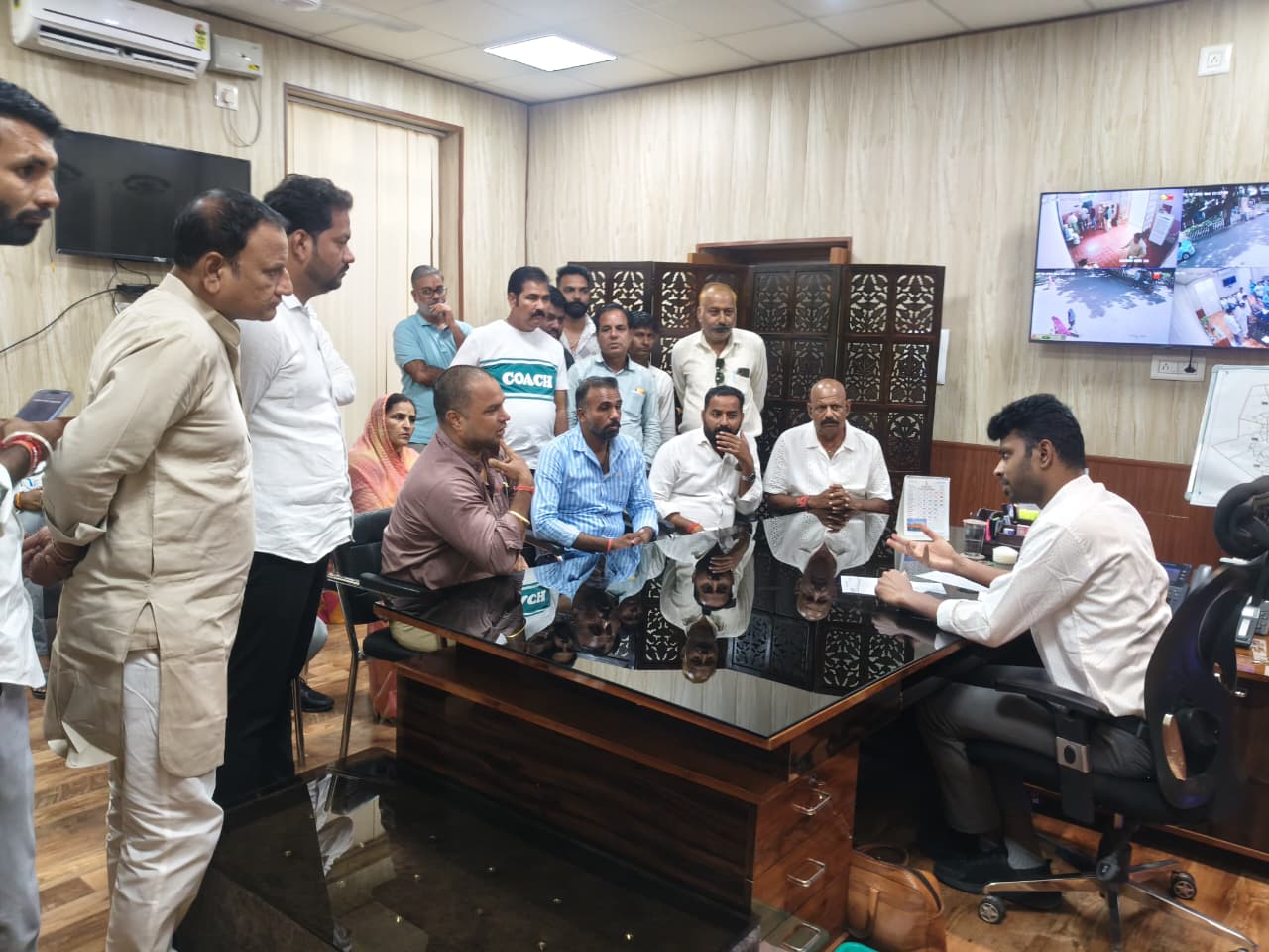 नगर निगम की पहली साधारण सभा जल्द बुलाने की मांग, भाजपा पार्षद आयुक्त से मिले