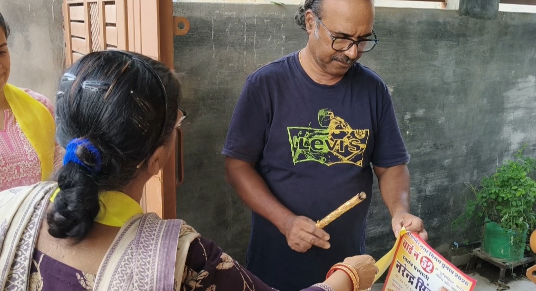 प्रचार का अनोखा अंदाज, वोटरों को चुनाव चिन्ह ‘बांसुरी’ बांटकर मांग रहे वोट