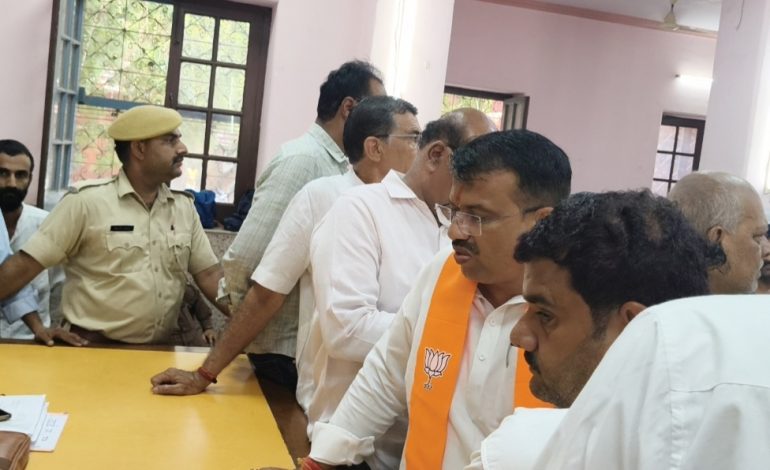 महापौर पद के लिए चार नामांकन दाखिल, भाजपा प्रत्याशी को 15 मिनट करना पड़ा सिंबल का इंतजार