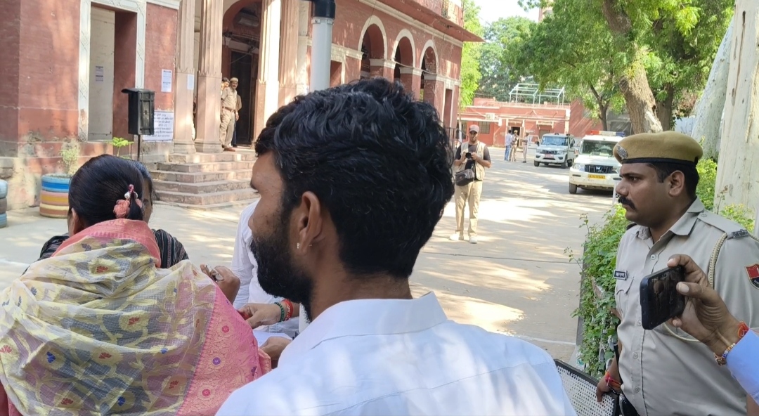 11 बजे तक 54 पार्षद पहुंचे नगर निगम, निर्दलीय बाउंसरों की सुरक्षा में आए, कांग्रेस ने दिखाई एकजुटता