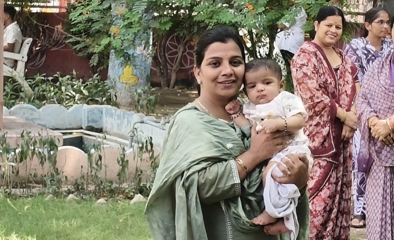 महापौर चुनाव के मतदान में दिखी अलग तस्वीर, 15 दिन की बाड़ाबंदी से मतदान केंद्र तक मां के साथ रहा तीन साल का युधिश