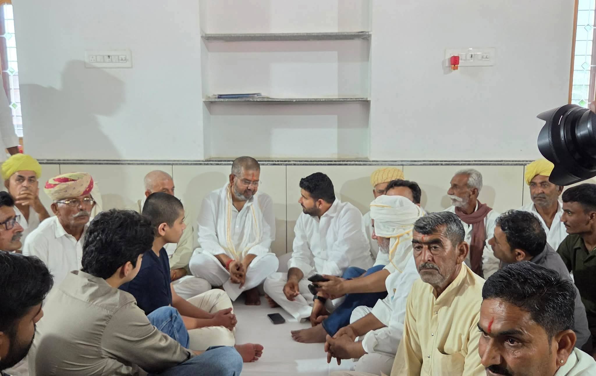शिव विधायक रविंद्र सिंह भाटी हदा गांव पहुंचे, पूर्व प्रधान के निधन पर जताया शोक