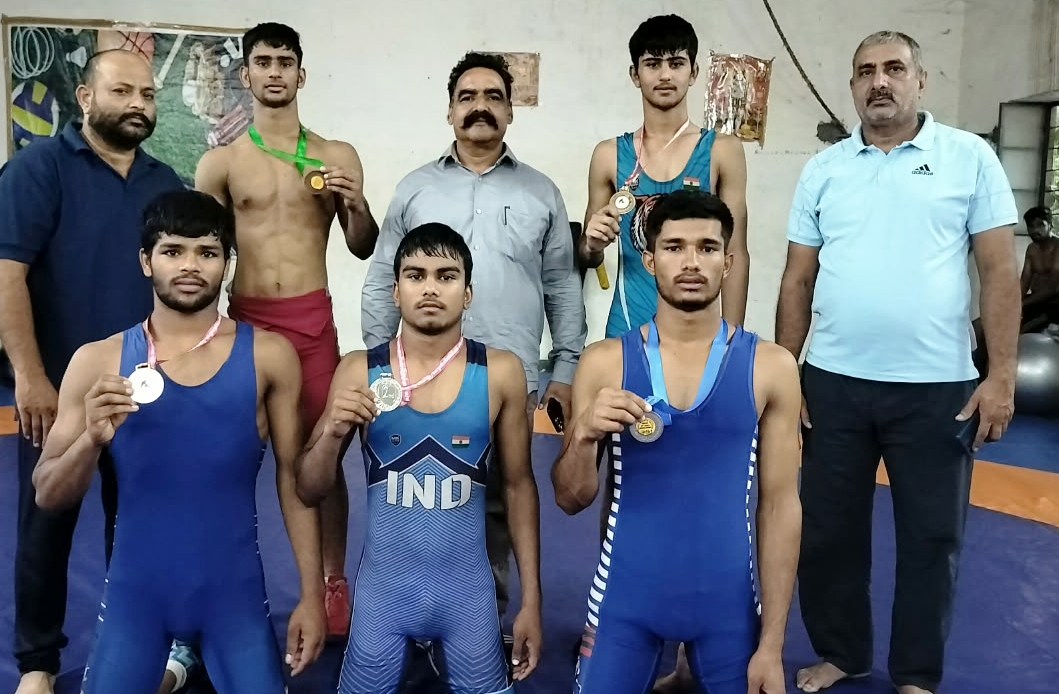 राज्य स्तरीय कुश्ती में सादुल स्पोर्ट्स स्कूल का शानदार प्रदर्शन, पहलवानों ने जीते सात पदक