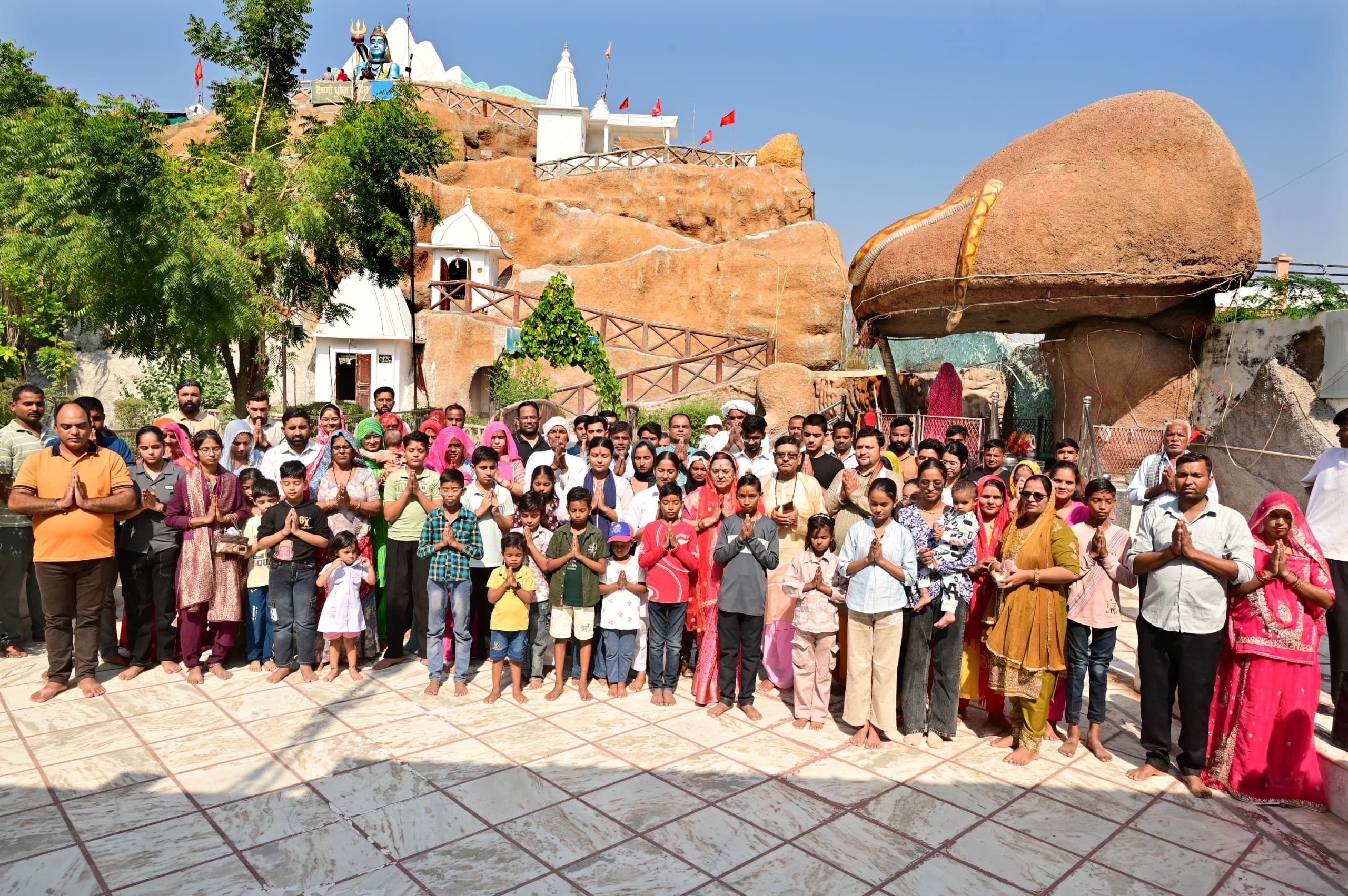 कोलकाता हादसे में जान गंवाने वाले 19 श्रद्धालुओं को वैष्णो धाम मंदिर में दी श्रद्धांजलि