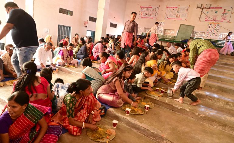 बीकानेर के बंगाली मंदिर में सप्तमी पर मां दुर्गा की विशेष पूजा, बांग्ला परिधान में सोलह शृंगार कर पहुंचीं महिलाएं