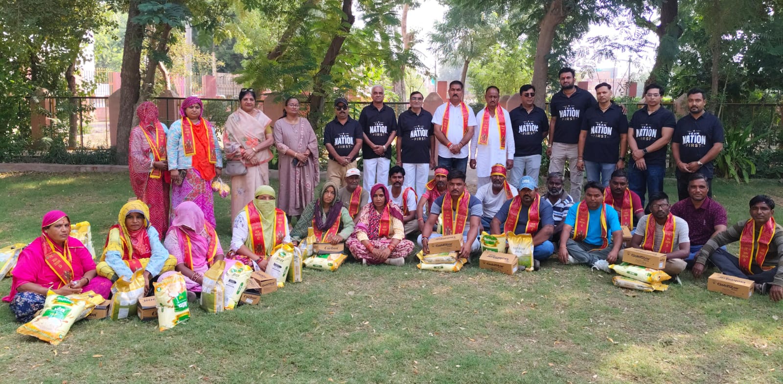 दीपावली पर 30 सफाई कर्मयोद्धाओं का अनोखे अंदाज में सम्मान, जूते-जुराब और राशन सामग्री की वितरित