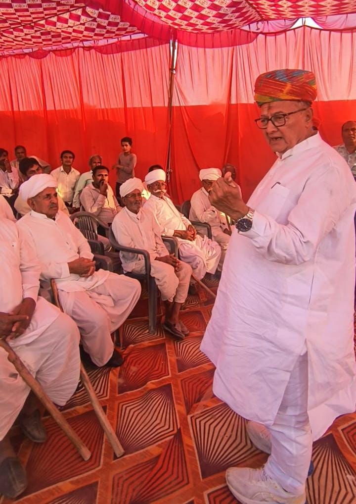 बम्बलू में डालूराम कूकणा के समर्थन में डॉ. बीडी कल्ला ने की जनसभा, गांव के विकास का दिया भरोसा