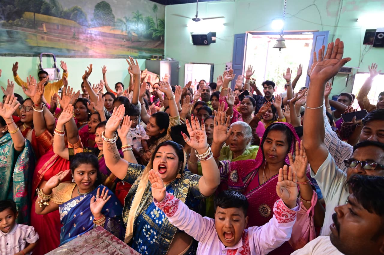 108 दीपकों से महाआरती, पारंपरिक ध्वनि से गूंजा बंगाली मंदिर; दुर्गा नवमी पर उमड़े श्रद्धालु