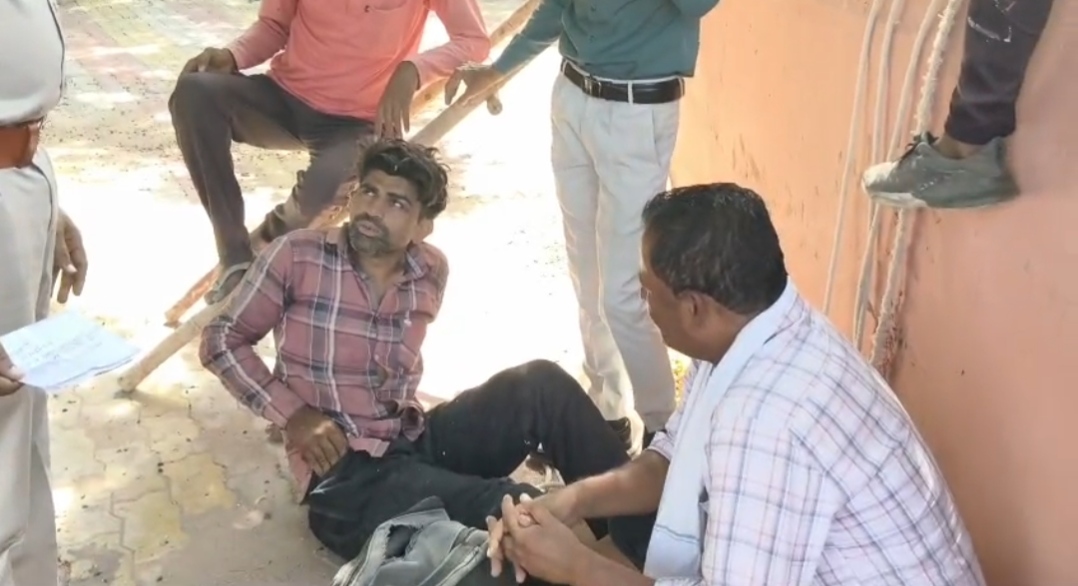 जूनागढ़ की खाई में रातभर फंसा रहा युवक, 12 घंटे बाद रेस्क्यू कर निकाला, पीबीएम ट्रॉमा सेंटर में भर्ती