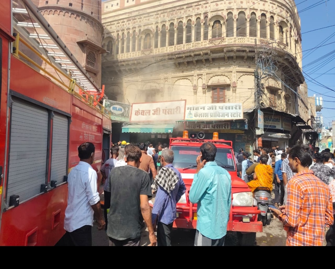 कोटगेट के पास परचून की दुकान में लगी आग, चार दमकल वाहन मौके पर