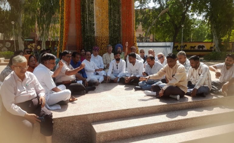 दिल्ली में कांग्रेस नेताओं की गिरफ्तारी पर बीकानेर में प्रदर्शन, गांधी प्रतिमा के सामने किया सत्याग्रह