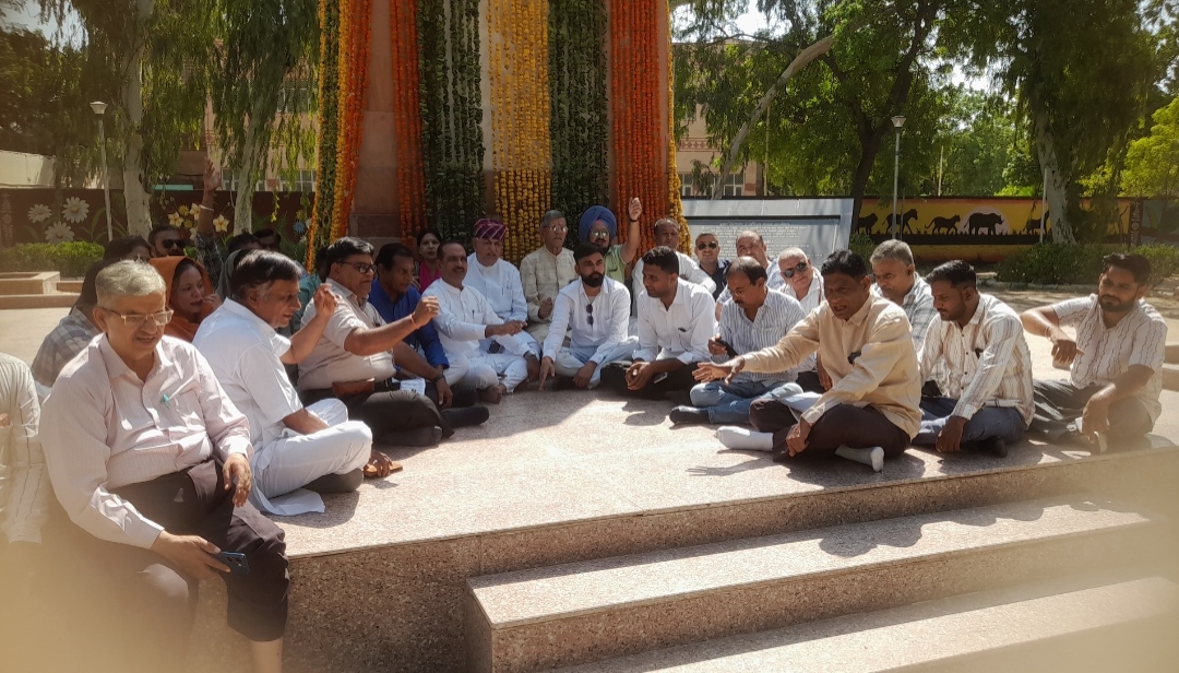 दिल्ली में कांग्रेस नेताओं की गिरफ्तारी पर बीकानेर में प्रदर्शन, गांधी प्रतिमा के सामने किया सत्याग्रह