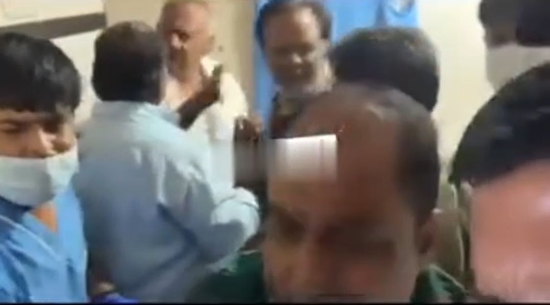 पथरी के ऑपरेशन के बाद मरीज की मौत, निजी अस्पताल में परिजनों ने किया हंगामा, डॉक्टर के साथ हुई मारपीट 